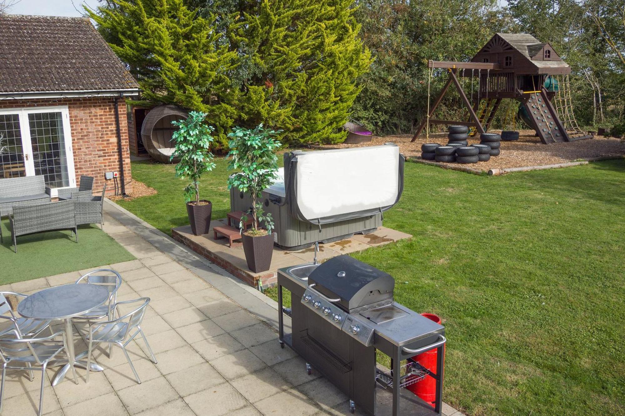 Deluxe 4 Or 5 Bed House With Hot Tub, Cinema Room Sleeps 15 Saffron Walden Extérieur photo